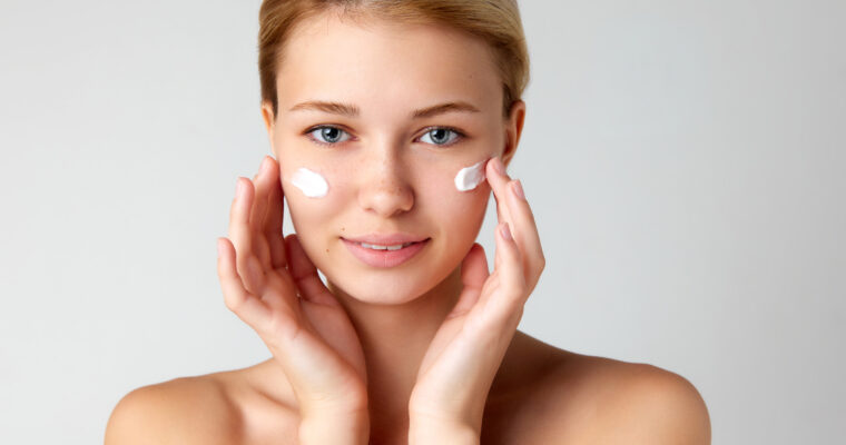 SPF 50 – maksymalna ochrona twarzy przed fotostarzeniem